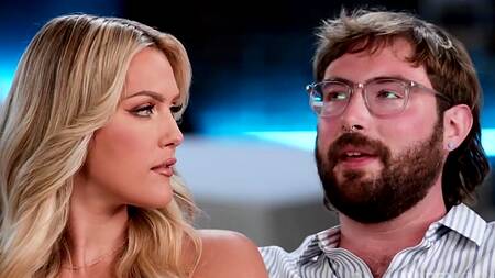 Муж айтишник смотрит как его жену страстно ебет другой мужик