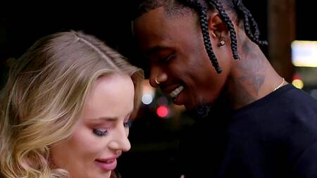 Милая девка с сочной жопой прыгает на большим черном члене