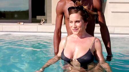 Жаркая милфа в купальнике соблазнила негра на анал