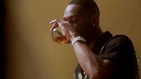 Муж не должен узнать, что его красотка жена ебется с негром