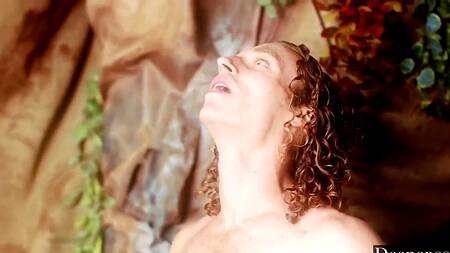 Первобытный парень в пещере трахает грудастую красотку