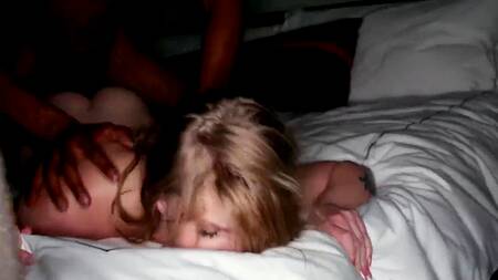 Сказала парню, что идет спать, а сама ебется с негром