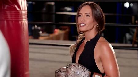 Боксерша после тренировки ебется с негром на ринге