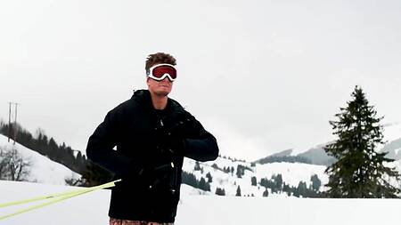 Золотая молодежь в доме в Альпах устроила оргию