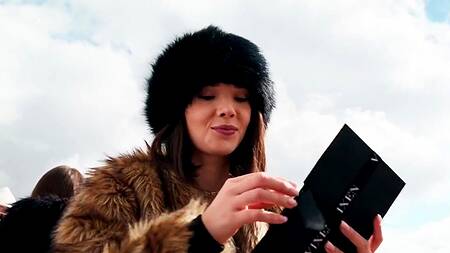 Золотая молодежь в доме в Альпах устроила оргию