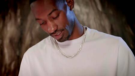 Милфы в клубе соблазнили негра на жаркую еблю втроем