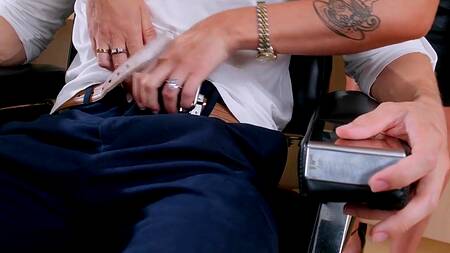 Подруга мамки может не только подстричь, но и трахнуться