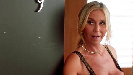 Любовник не приехал, так что милфа трахнулась с курьером