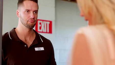 Любовник не приехал, так что милфа трахнулась с курьером