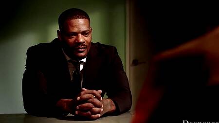 Встретилась с черным адвокатом и дала ему в жопу в тюрьме