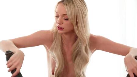 Увидели голое тело стройной подруги и выебали её в два члена