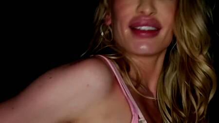 Блондинка Дейзи Стоун дает в шикарную жопу на первой встрече