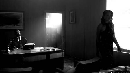 Роковая красотка соблазнила черного детектива