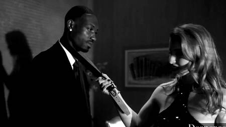 Роковая красотка соблазнила черного детектива