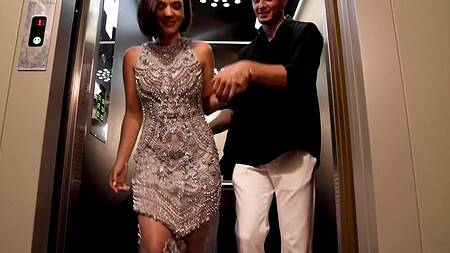 Ей стало скучно и красотка пригласила парня на секс