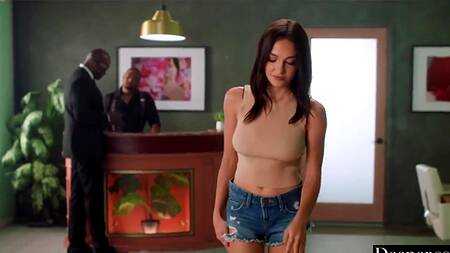 Заплатил денег, чтобы спокойно трахнуть красотку в парикмахерской