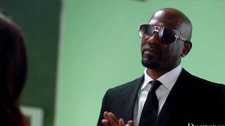 Заплатил денег, чтобы спокойно трахнуть красотку в парикмахерской