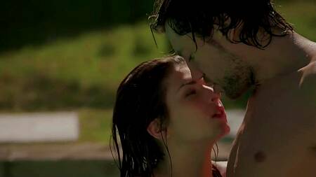 Поплескался с подружками в бассейне и трахнул их обеих в попки