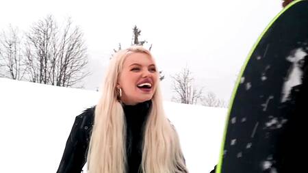 Ебетеся с негром на отдыхе в горах после расставания с парнем