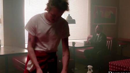 Залезла под стол и начала смачно сосать хуй в ресторане