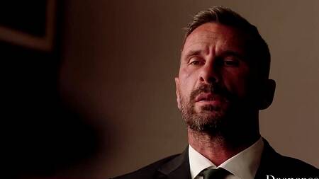 Залезла под стол и начала смачно сосать хуй в ресторане