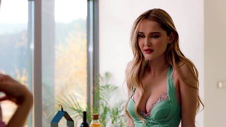 Рыжая знает, что белокурая подруга лесбиянка