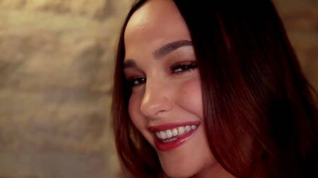 Грудастая красотка встает раком и просится на жесткий анал