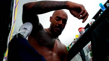 Раз у негра нет денег, то он может выебать белую продавщицу