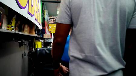 Раз у негра нет денег, то он может выебать белую продавщицу