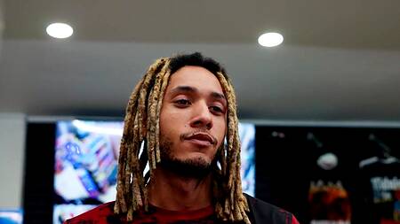 Раз у негра нет денег, то он может выебать белую продавщицу