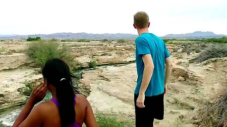 Побежал за грудастой негритянкой и развел её на секс