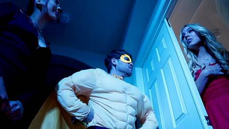 Хозяйка дома застала пару за сексом и присоединилась