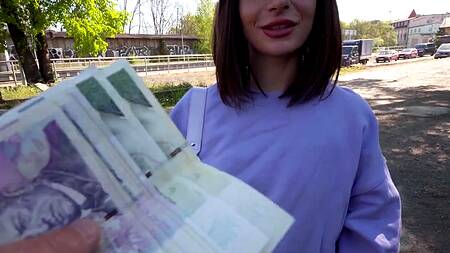 Красотка в сексуальных чулках готова ебаться за деньги