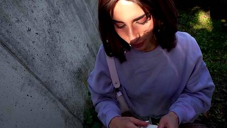 Красотка в сексуальных чулках готова ебаться за деньги