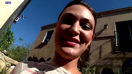 Залила красивую попку маслом и возбудила негра с большим членом