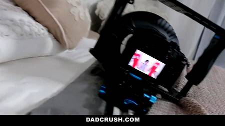 Облил спермой красивую мордашку брюнетки