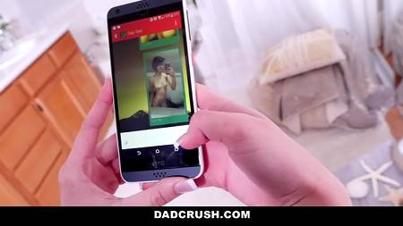 Облил спермой красивую мордашку брюнетки