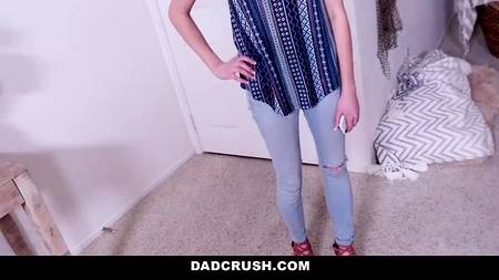 Облил спермой красивую мордашку брюнетки