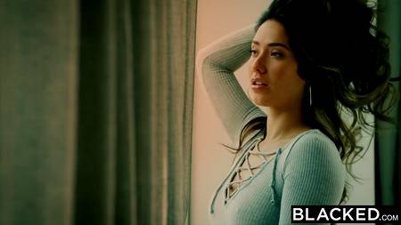 Здоровый негритос залил спермой промежность белой девушке