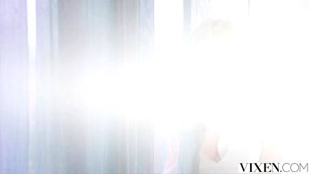 Зрелый кобель разрабатывает промежность молодой сучке