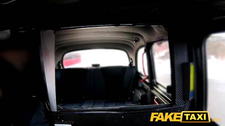 Приятной внешности девушка раздвинула ноги перед таксистом