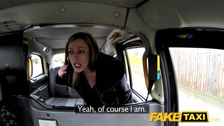 Страстная девушка рассчиталась с таксистом влажной промежностью