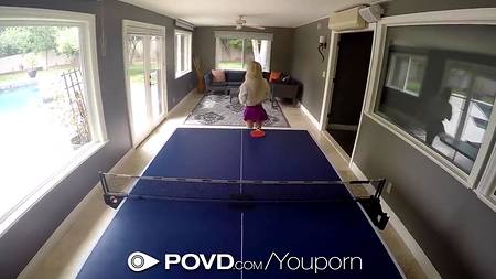 Миниатюрная блондинка познает прелести огромного члена