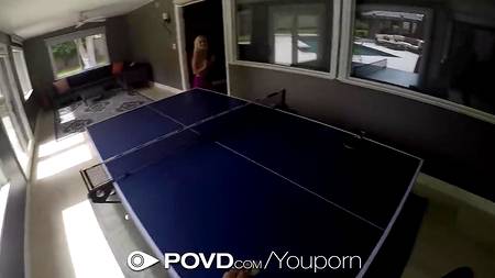 Миниатюрная блондинка познает прелести огромного члена