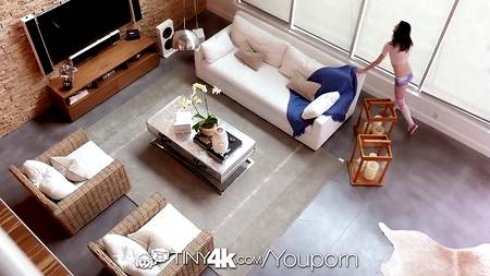 Возбужденная телка запрыгнула к голому соседу пока тот мылся