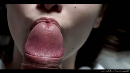 Няшная краля нежно отсасывает бойфренду крупным планом