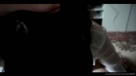 Няшная краля нежно отсасывает бойфренду крупным планом