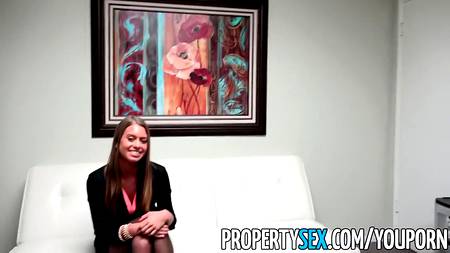 Обладательница шикарных форм доводит парня до оргазма