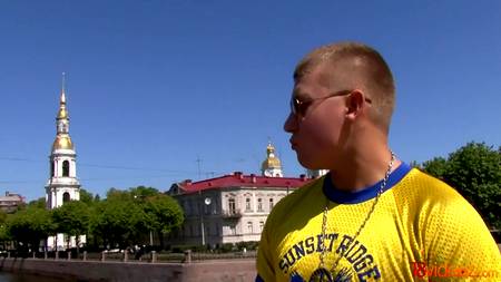 Русский жигало запикапил на улице желающею секса сучку