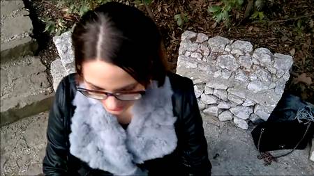 Пацан заснял на камеру как отодрал свою сучку в публичном месте